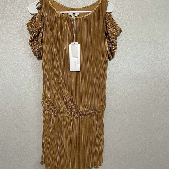 Vero Moda Dresses & Skirts - Vero Moda Mona dress gold silky pleated dress cold shoulder drape​​
